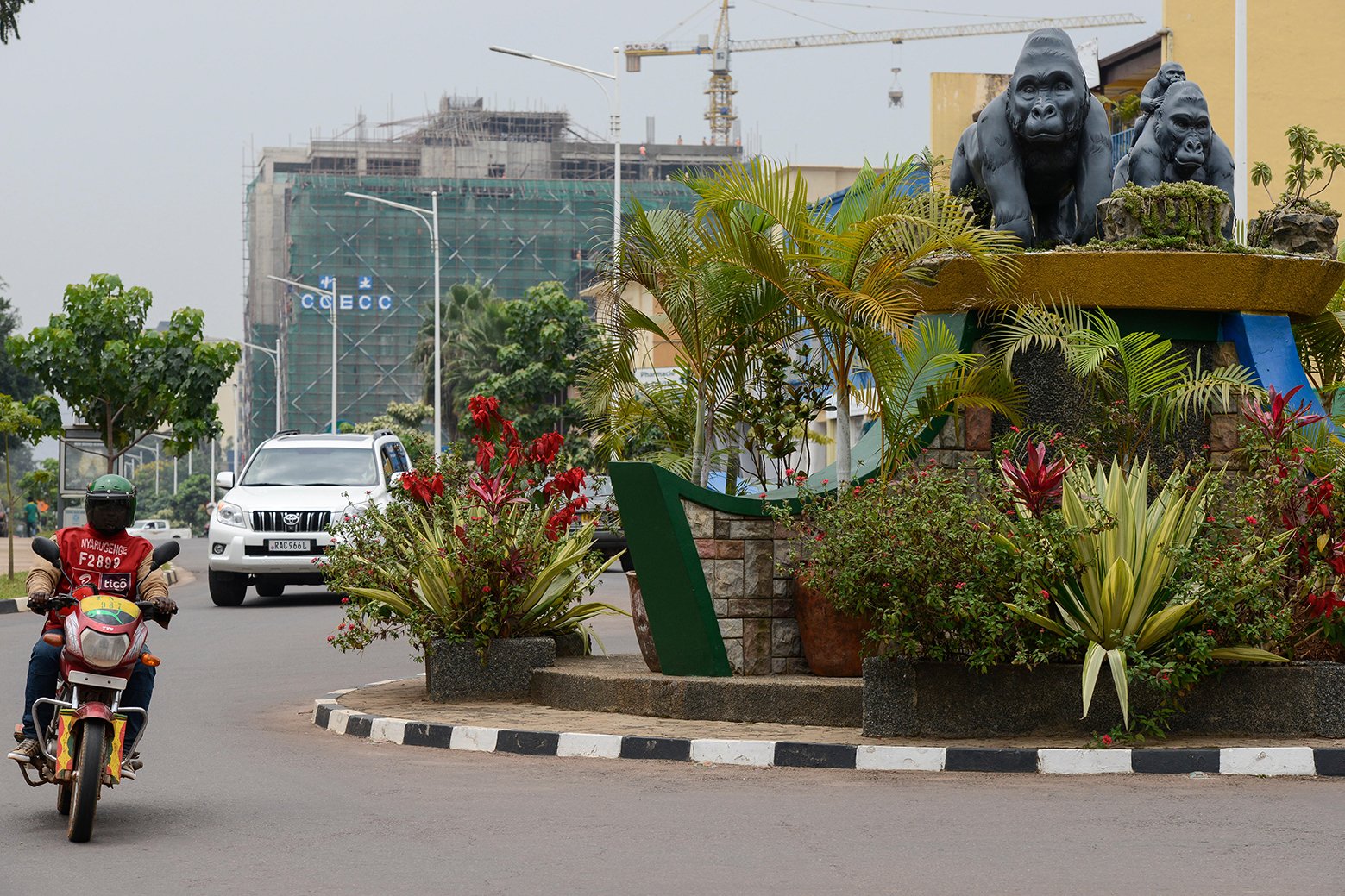 2A3WTYH RWANDA, Kigali, city center with banks and insurance companies, roundabout with mountain gorilla statue , behind chinese construction site / RUANDA, Kigali, Stadtzentrum, Banken Buero und Versicherungstower, Berggorilla Skulptur auf Verkehrsinsel